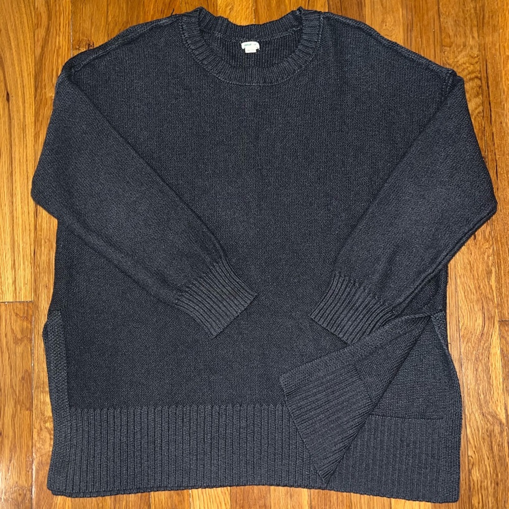 Warm, gray knit pullover sweater from American Eagle.